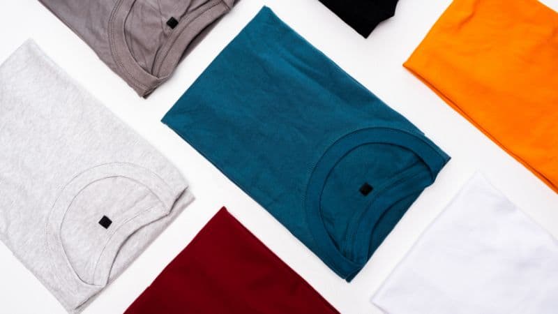 Die Auswahl der passenden Farbpalette erleichtert minimalistische Mode