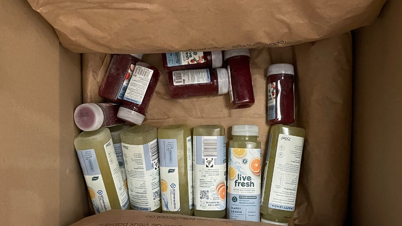 Eine Livefresh-Box gefüllt mit verschiedenen Foodkur-Säften.