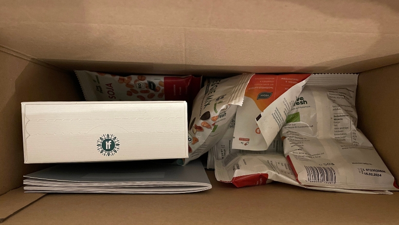 Eine Foodkur-Box gefüllt mit einer reichhaltigen Auswahl an Livefresh-Lebensmitteln.