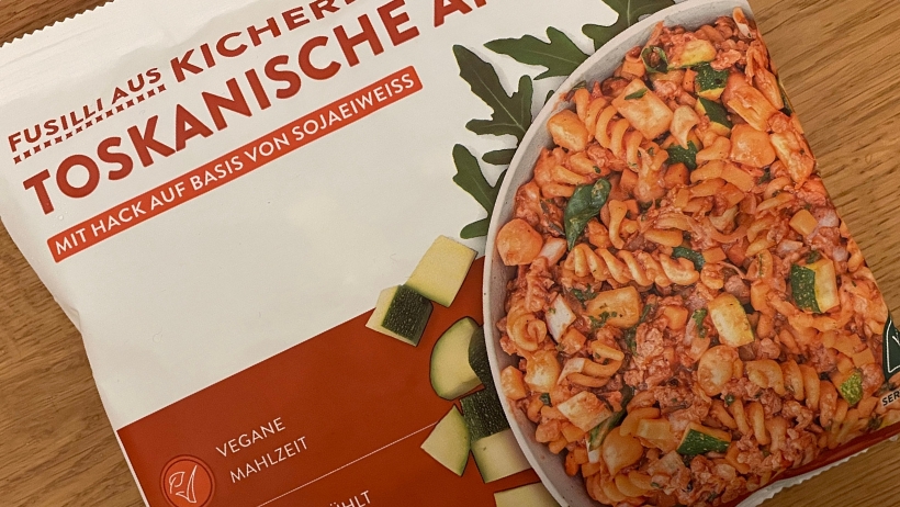 Eine Tüte Foodkur Fusilli aus Kichererbsen liegt auf einem Tisch.