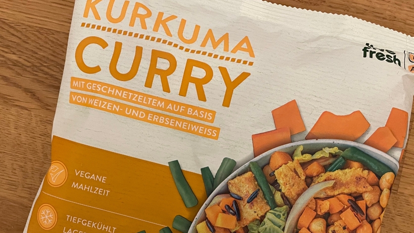 Eine Tüte Kurkuma-Curry, ein Foodkur-Produkt, liegt auf einem Tisch.