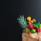 Obst in einer Papiertüte, bei einer veganen Ernährung kriegt man alle Lebensmittel auf dem Wochenmarkt