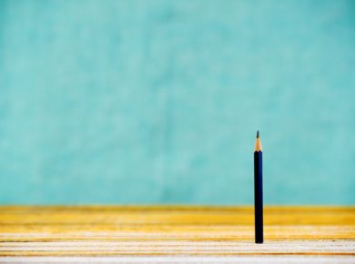 Ein Stift steht auf einem Tisch. Im Minimalismus und im Schreiben von Büchern braucht man Fokus.