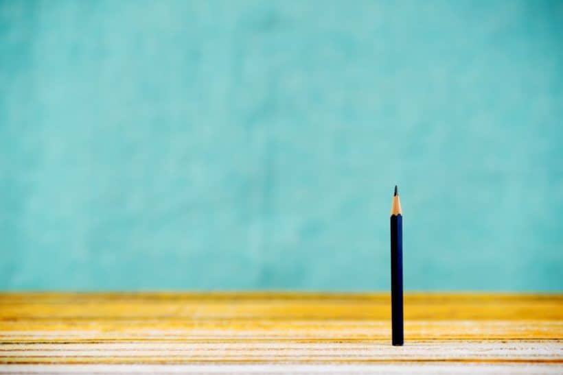 Ein Stift steht auf einem Tisch. Im Minimalismus und im Schreiben von Büchern braucht man Fokus.