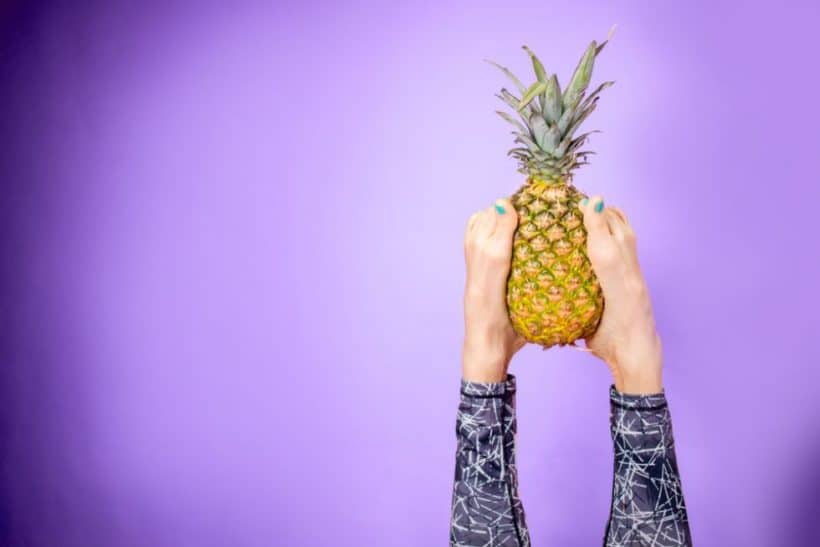 mit einer Ananas oder anderen veganen Lebensmitteln sportliche Höchstleistungen erreichen.