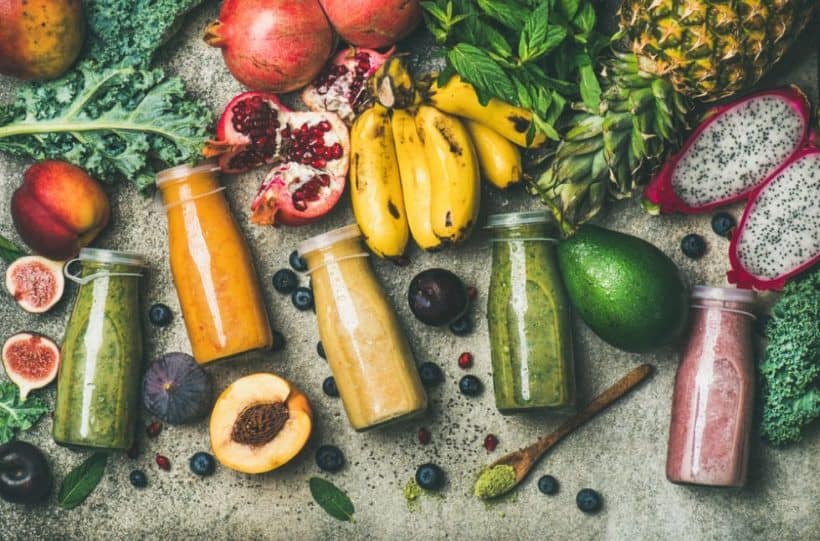 vegane Ernährung mit viel Obst und grünem Gemüse hat viele Vorteile